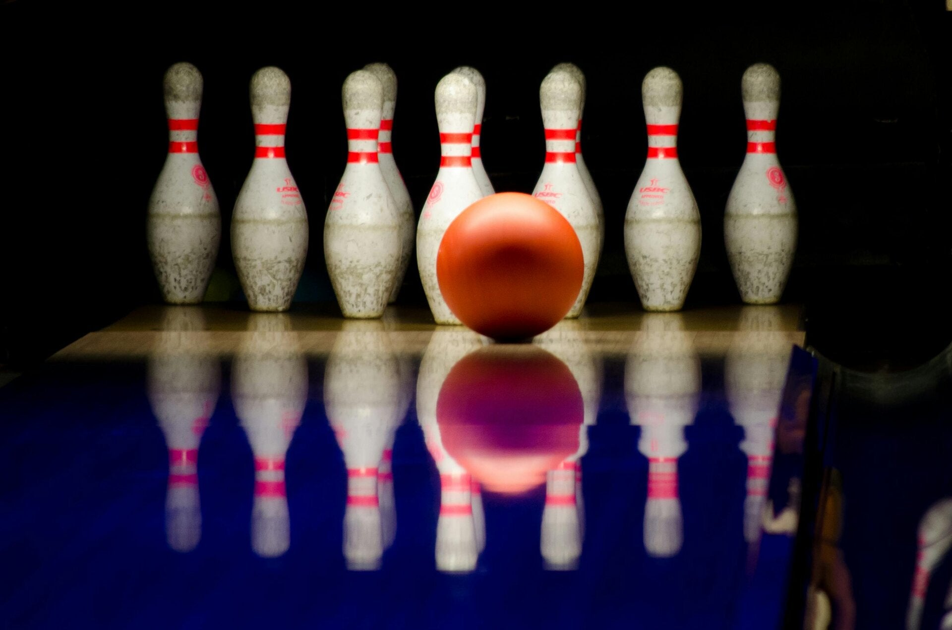 Bowlingbal en kegels op de bowlingbaan